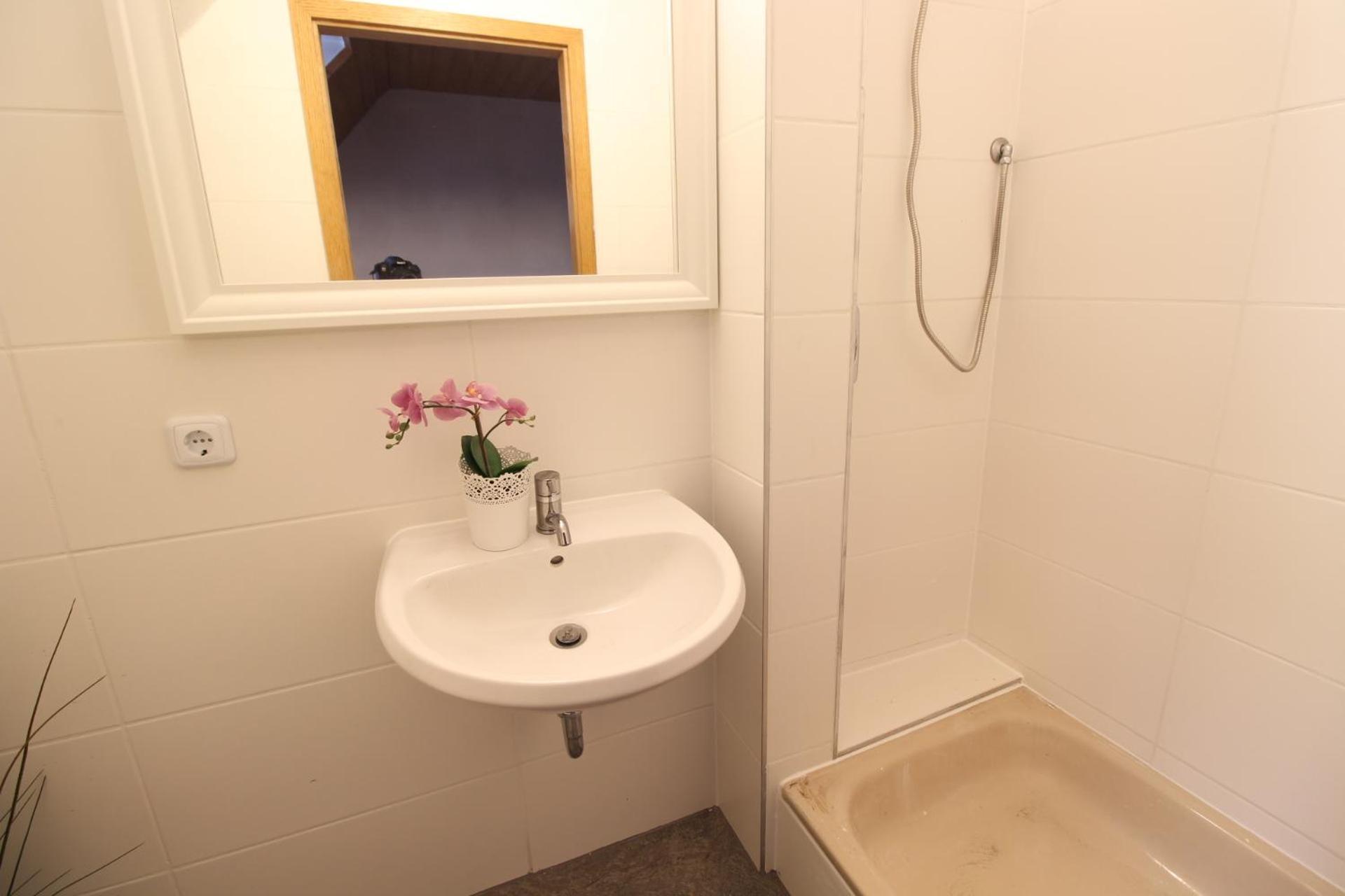 Hotel Ulm Zentrum - Komplettes Zimmer, Hochbett, Android Tv & Eigenem Bad - Perfekt Fuer Familien & Gruppen Екстериор снимка
